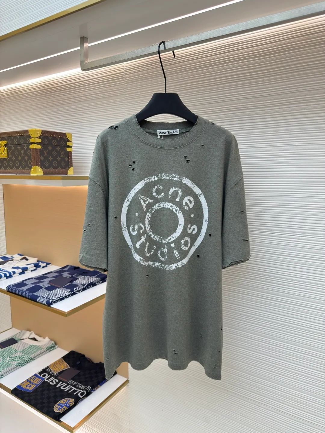 Acne Studios Distressed Printed Short Sleeves ●Authentic: Purchased and developed for 3000 ●Item No.: 1680376-A00 ●Fabric: Double-ply cotton plain fabric ●Technology: Distressed printing ●Version: Fitted version ●Weight: about 265 grams ●Size: S-M-L-XL ●Description: Customized Dream Double-ply cotton plain fabric with excellent texture, comfortable and skin-friendly, with deep black as the main color Like the mottled rust on ancient copperware, the unruly soul of AcneStudios is engraved on the chest. The ingenious integration of hole elements and wanton swaying on the black canvas is a deliberate rebellion, a break away from the shackles of tradition, and unique in the wave of trends. Glue printing is used. The chest printing is modified three times with the film screen. The glue liquid paint is used to print the pattern on the fabric. The fabric is baked to fix the printed pattern. Many parts of the body of the garment are worn and worn by pure artificial regularity, and hand brush marks are added to the surface of the garment to add texture and depth to imitate the texture of natural wear and tear. The fabrics have been washed to give them a better feel and texture. They are not easy to deform, shrink or fade, and maintain their long-lasting beauty. The overall color is consistent with no color difference. It can be matched with the same style to create a fashionable look, and can be used in various occasions. Customized accessories, complete with three standards, the same style for men and women!